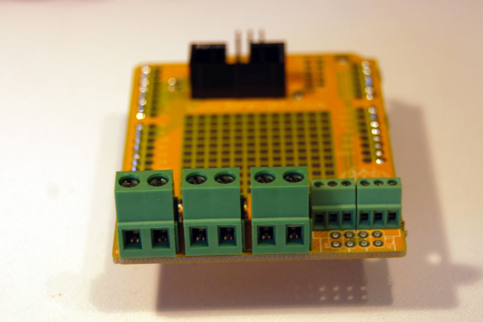 Last parts on the shield are the bigger screw terminals for heat, cool and door connections.